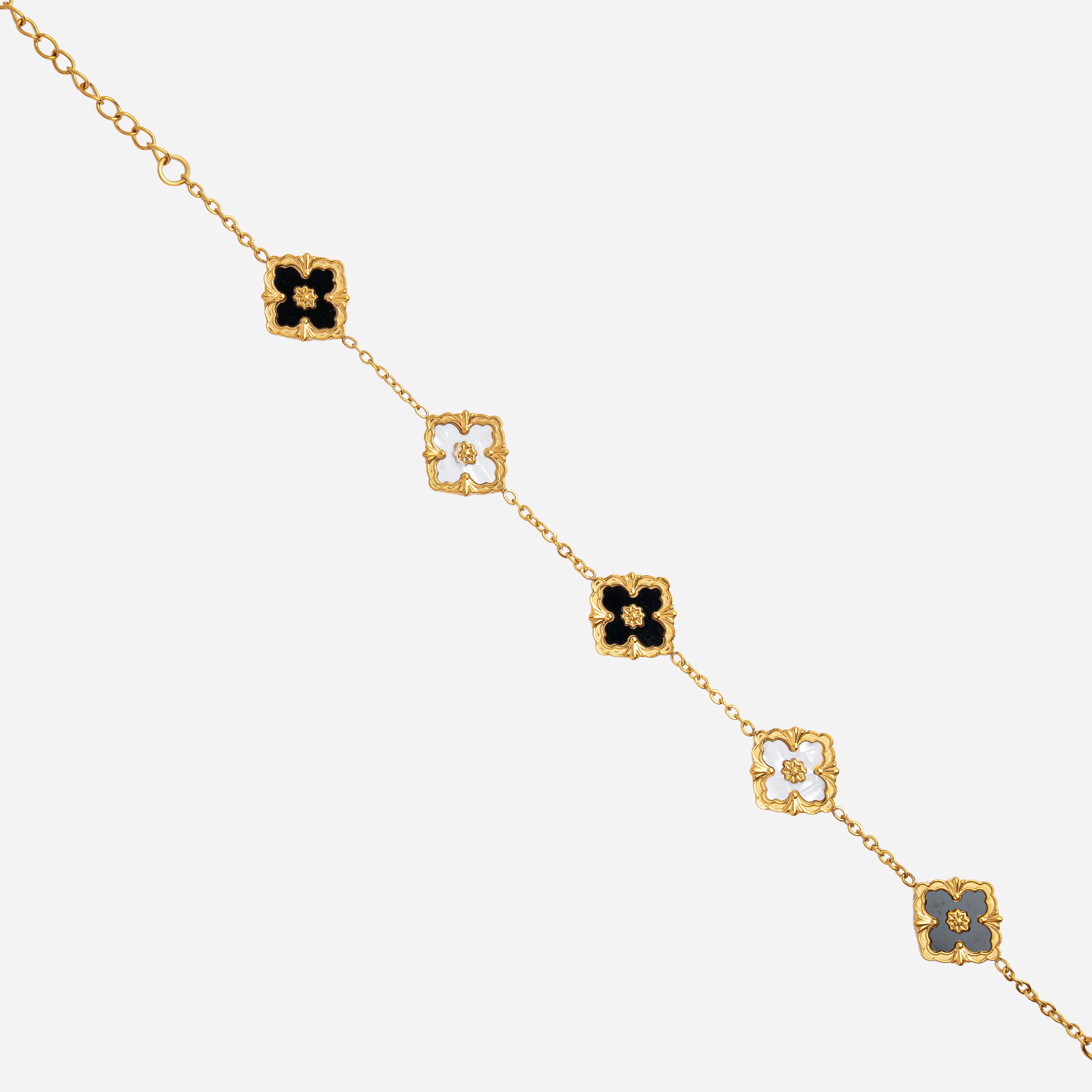 Molly Jewelry Lucky Blace&White  Wristlet