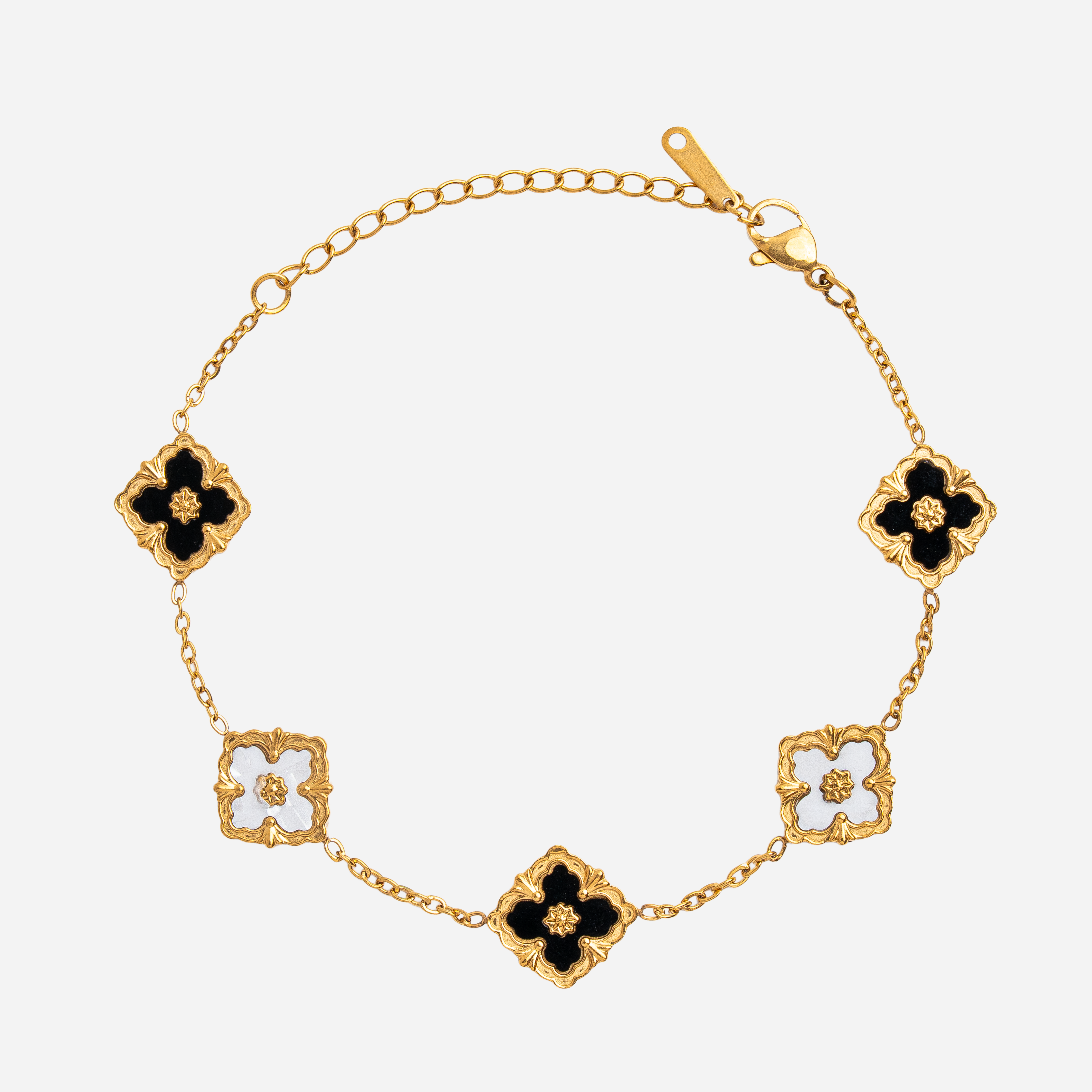 Molly Jewelry Lucky Blace&White  Wristlet